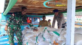 Foto : Babinsa Koramil 1209-03/Sungai Raya Kawal Pendistribusian Bantuan Beras