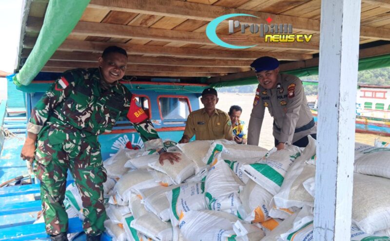 Foto : Babinsa Koramil 1209-03/Sungai Raya Kawal Pendistribusian Bantuan Beras