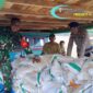 Foto : Babinsa Koramil 1209-03/Sungai Raya Kawal Pendistribusian Bantuan Beras