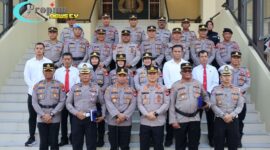 Foto : Kapolresta Pontianak memimpin langsung upacara pelepasan purna bakti bagi dua personel Polresta Pontianak