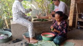 Foto : Ibu Caryati Pedagang dan Pembuat Kue Lepet Khas Indramayu