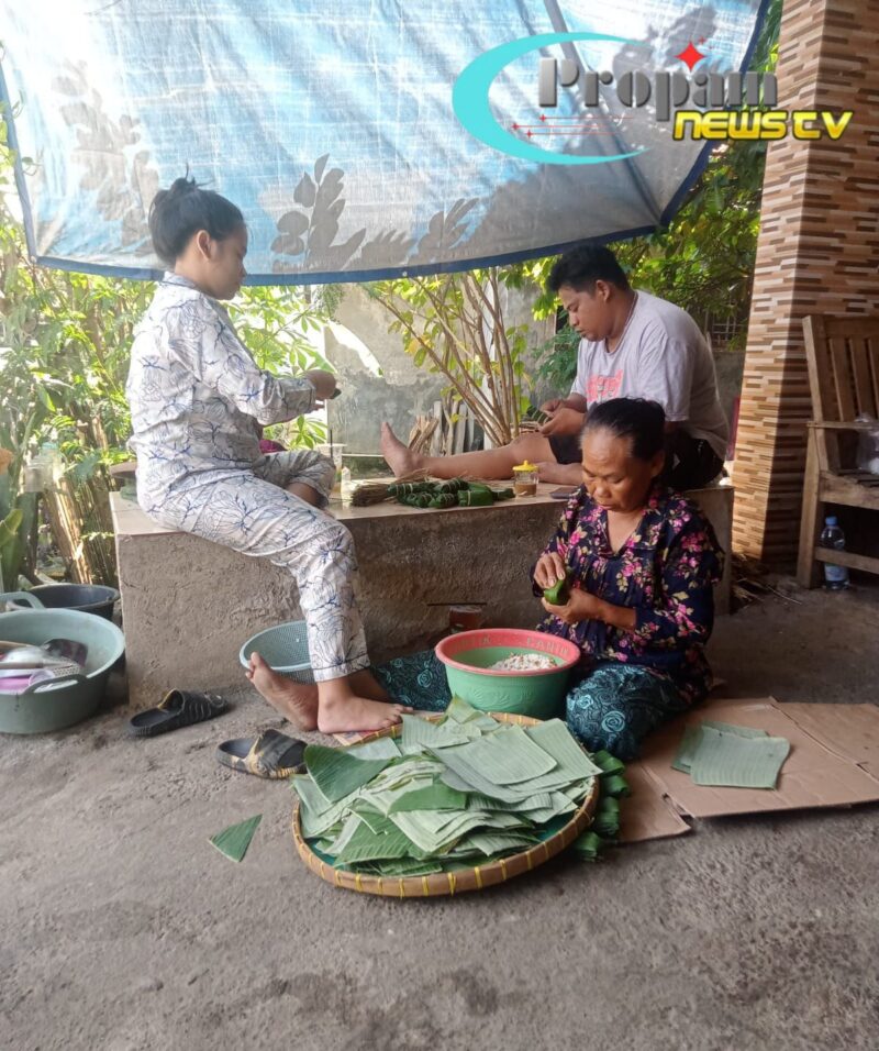 Foto : Ibu Caryati Pedagang dan Pembuat Kue Lepet Khas Indramayu