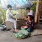 Foto : Ibu Caryati Pedagang dan Pembuat Kue Lepet Khas Indramayu