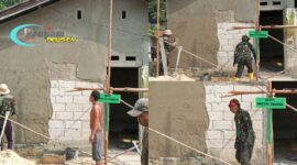 Foto : Perbaikan Rumah Tidak Layak Huni (RTLH) milik Bapak Bustami, warga di Jalan Gambir, Kelurahan Mayasopa, Kecamatan Singkawang Timur, Kota Singkawang