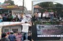 Foto : Aksi unjuk rasa Aliansi Gabungan Masyarakat, Advokat, Lembaga, dan Media Banten di depan gerbang SMAN 4 Kabupaten Tangerang