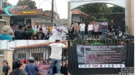 Foto : Aksi unjuk rasa Aliansi Gabungan Masyarakat, Advokat, Lembaga, dan Media Banten di depan gerbang SMAN 4 Kabupaten Tangerang