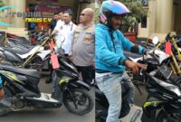 Foto : Warga Kampung Pelawad Tegal Menerima Kembali Motornya Yang Telah Hilang Dicuri