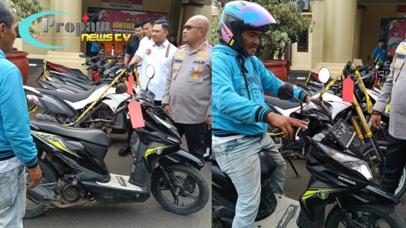 Foto : Warga Kampung Pelawad Tegal Menerima Kembali Motornya Yang Telah Hilang Dicuri