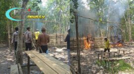 Foto : TNI dan Polri Bersama Tokoh Masyarakat Musnahkan Arena yang diduga menjadi tempat Sabung Ayam di Desa Belimbing