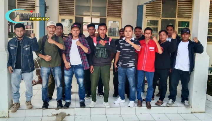 Foto : Ormas Badak Banten Perjuangan Kecewa karena tak Satu pun Pihak Kecamatan Cibitung dan Kades Kutakarang datang Saat Audiensi