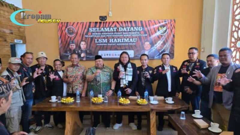 Foto : Acara Pelantikan dan Penyerahan Surat Keputusan (SK) Dewan Pimpinan Cabang (DPC) Kabupaten/Kota se-Jawa Timur di Kota Probolinggo