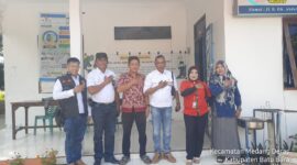 Foto : Kepala Desa Medang Baru, bersama Sekretaris Desa menerima kunjungan silaturahmi dari tim awak media yang tergabung dalam Media Propam News TV