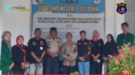 Foto : Kepala Sekolah UPT SMP Negeri 2 Sei Suka, Imanto, S.Pd, didampingi Wakil Kepala Sekolah Lutaria Sembiring, menerima kunjungan silaturahmi dari insan pers di lingkungan sekolah