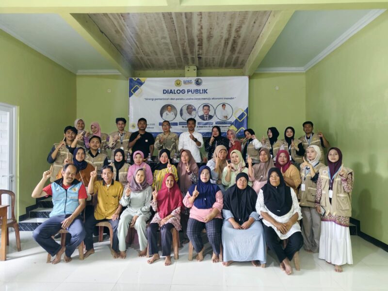 Foto : KKM 01 Desa Kartasana meluncurkan produk pangan lokal berupa stik pepaya 