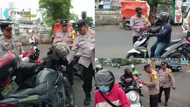 Foto : Polsek Tambora, Polres Metro Jakarta Barat, membagikan ratusan bendera Merah Putih kepada masyarakat