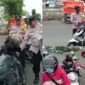 Foto : Polsek Tambora, Polres Metro Jakarta Barat, membagikan ratusan bendera Merah Putih kepada masyarakat
