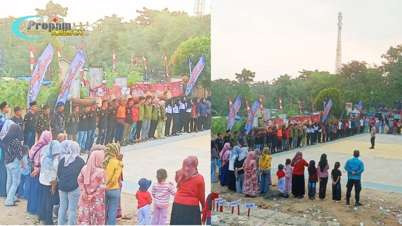 Foto : kegiatan penertiban dan pengamanan lingkungan sekitar saat upacara peringatan berlangsung di halaman Kantor Kecamatan Angsana
