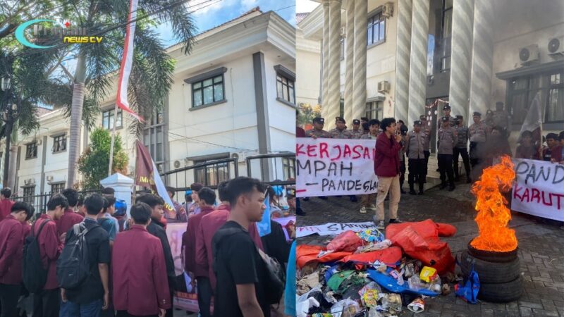 Foto : Aksi unjuk rasa di depan gedung Sekretariat Daerah Pemerintah Kabupaten Pandeglang, Banten