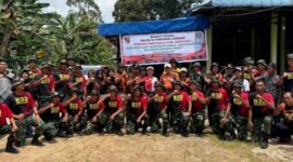 Foto : Yonif TP 833/BD turut berpartisipasi dalam Kegiatan pembersihan Sungai Liku di Desa Beringin, Kecamatan Kapuas, Kabupaten Sanggau