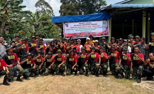 Foto : Yonif TP 833/BD turut berpartisipasi dalam Kegiatan pembersihan Sungai Liku di Desa Beringin, Kecamatan Kapuas, Kabupaten Sanggau