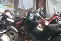 Foto : Perparkiran di sepanjang sepadan Jalan Raya PUPR milik Provinsi dan Nasional, di sekitar Pasar Labuan dan Pasar Panimbang