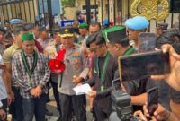 Foto : Polda Banten mengawal jalannya aksi unjuk rasa yang digelar oleh Himpunan Mahasiswa Islam Cabang Serang di depan Mapolda Banten