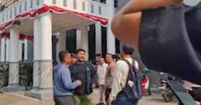 Foto : Oknum Aktivis yang melakukan pelecehan terhadap profesi wartawan di depan Gedung DPRD Kabupaten Pandeglang