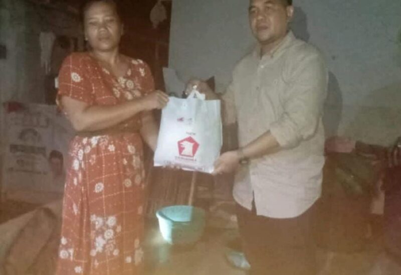 Foto : Bantuan kemanusiaan kepada korban rumah ambruk di Kampung Ciupas, Desa Sukadame, Kecamatan Pagelaran, kabupaten Pandeglang, provinsi Banten