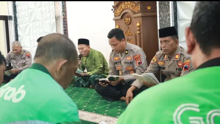 Foto : Kegiatan do'a bersama dalam rangka memperingati 7 hari untuk mengenang Affan Kurniawan