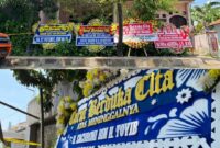 Foto : Sebanyak 6 karangan bunga berisikan ucapan duka cita berderet di depan rumah yang diduga korban pembunuhan