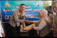 Foto : Polres Demak menyalurkan bantuan berupa dua kaki palsu dan 12 kursi roda kepada disabilitas para korban kecelakaan lalu lintas