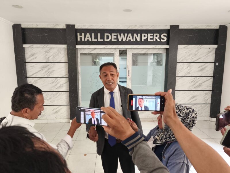 Foto : Advokat dan penasihat hukum, Elia Ronny Sianressy, S.H., mendatangi Kantor Dewan Pers di Kebon Sirih, Jakarta Pusat