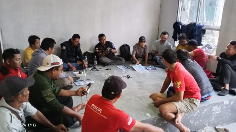 Foto : pertemuan silaturahmi antara DPC Persatuan Wartawan Duta Pena Indonesia (PWDPI) Bogor, PT Rajawali Cakra Buana, dan LPK AKI Anom Bogor Raya yang bertempat di perumahan Puri Araya Tahap 2 Blok KA No. 09