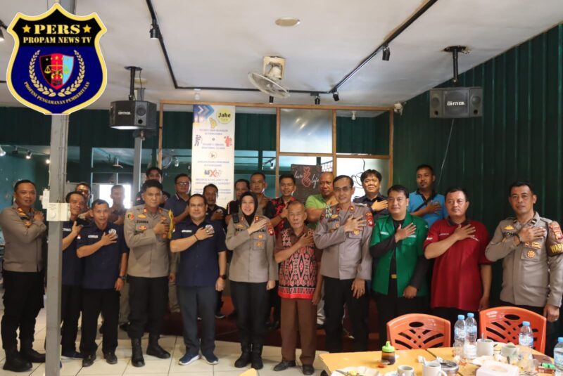 Foto : Polres Landak menggelar kegiatan Jumat Curhat di Cafe Jahe, Dusun Pulau Bendu, Desa Hilir Tengah, Kecamatan Ngabang, Kabupaten Landak