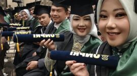 Foto : Lurah Bunder, Hj. Ine Susilawati Ikut Wisuda XXIX Universitas Pramita Indonesia dan Sandang Gelar Baru
