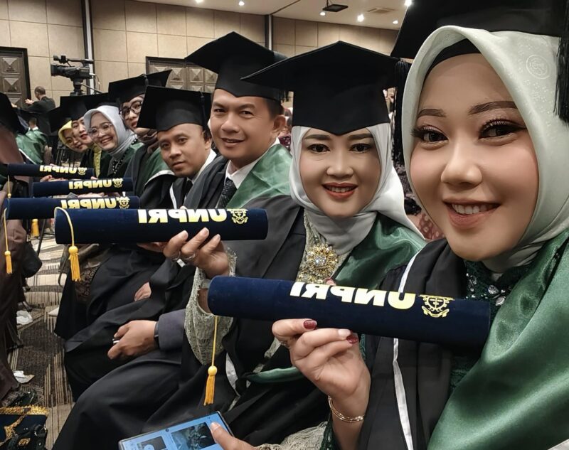 Foto : Lurah Bunder, Hj. Ine Susilawati Ikut Wisuda XXIX Universitas Pramita Indonesia dan Sandang Gelar Baru