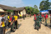 Foto : Koramil 01/kapuas Kodim 1204/Sanggau bersama polri, pemuda pancasila, lingkungan hidup dan Batalyon TP 833/BD melaksanakan kegiatan pembersihan dalam rangka bhakti sosial