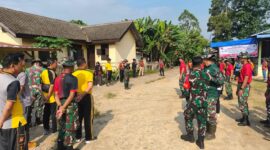 Foto : Koramil 01/kapuas Kodim 1204/Sanggau bersama polri, pemuda pancasila, lingkungan hidup dan Batalyon TP 833/BD melaksanakan kegiatan pembersihan dalam rangka bhakti sosial