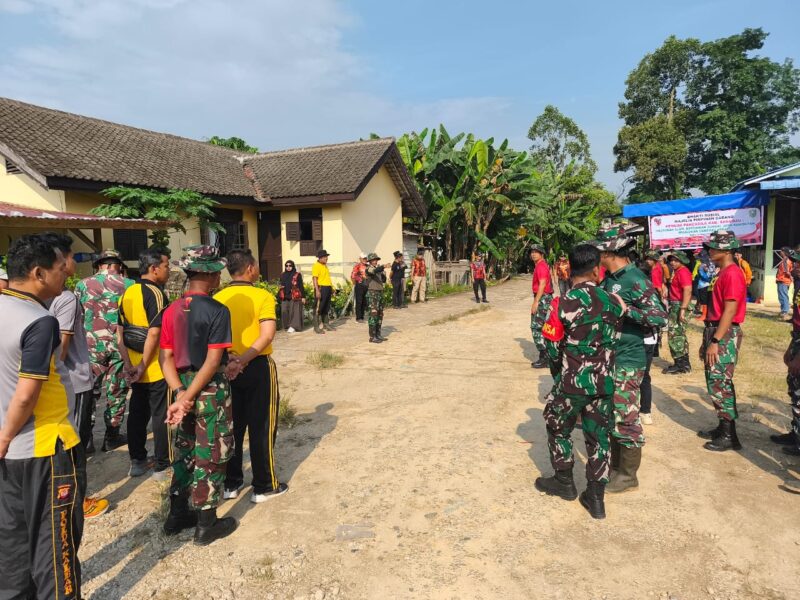 Foto : Koramil 01/kapuas Kodim 1204/Sanggau bersama polri, pemuda pancasila, lingkungan hidup dan Batalyon TP 833/BD melaksanakan kegiatan pembersihan dalam rangka bhakti sosial