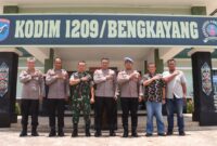 Foto : Dandim 1209/Bky Letkol Inf Aprianda, S.H., M.Sc., menyambut kunjungan silaturahmi dari Kapolres Bengkayang di markas Kodim