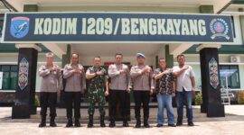 Foto : Dandim 1209/Bky Letkol Inf Aprianda, S.H., M.Sc., menyambut kunjungan silaturahmi dari Kapolres Bengkayang di markas Kodim