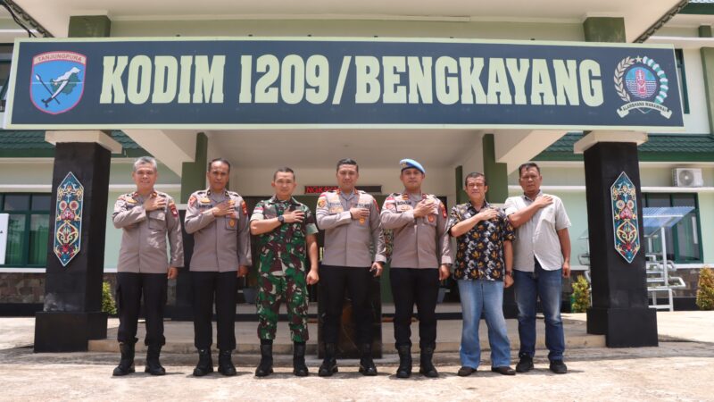 Foto : Dandim 1209/Bky Letkol Inf Aprianda, S.H., M.Sc., menyambut kunjungan silaturahmi dari Kapolres Bengkayang di markas Kodim