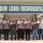 Foto : Dandim 1209/Bky Letkol Inf Aprianda, S.H., M.Sc., menyambut kunjungan silaturahmi dari Kapolres Bengkayang di markas Kodim