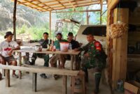 Foto : Babinsa Koramil 1202-02/Singkawang Selatan melaksanakan kegiatan Komunikasi Sosial (Komsos) 
