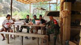 Foto : Babinsa Koramil 1202-02/Singkawang Selatan melaksanakan kegiatan Komunikasi Sosial (Komsos) 