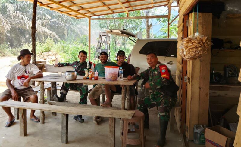 Foto : Babinsa Koramil 1202-02/Singkawang Selatan melaksanakan kegiatan Komunikasi Sosial (Komsos) 
