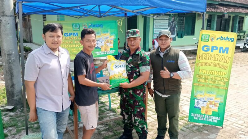 Foto : Program Stabilisasi Pasokan dan Harga Pangan (SPHP) kemasan 5 kilogram yang dilaksanakan di halaman Makoramil 0111/Pagelaran