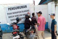 Foto : Aksi demonstrasi di depan pintu gerbang pabrik