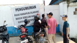Foto : Aksi demonstrasi di depan pintu gerbang pabrik