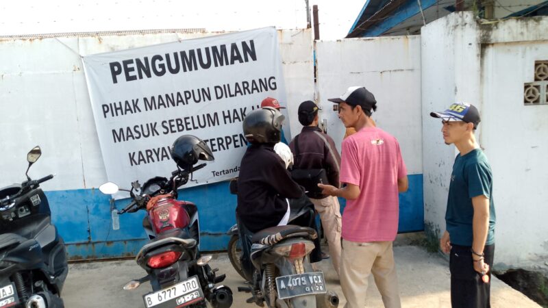 Foto : Aksi demonstrasi di depan pintu gerbang pabrik
